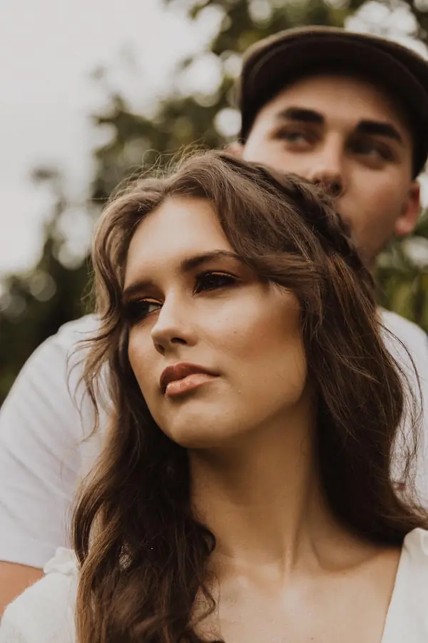 Model with soft waves and a man in a flat cap